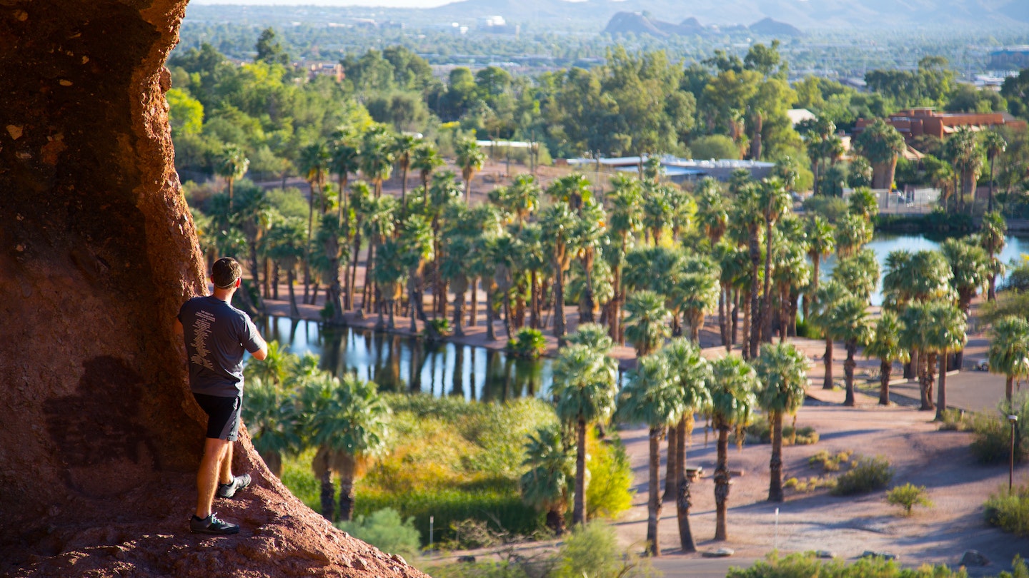 Guy looking the view from hole in the rock in Phoenix Arizona
971791580