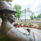 R8XH4K A bronze statue of William Faulkner looks out over Courthouse Square, May 31, 2015, in Oxford, Mississippi.